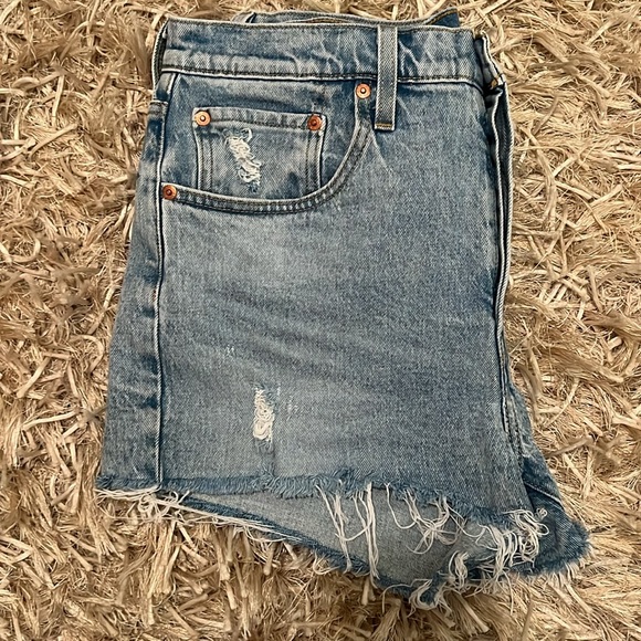 Levi’s Light Denim Shorts - Picture 4 of 7